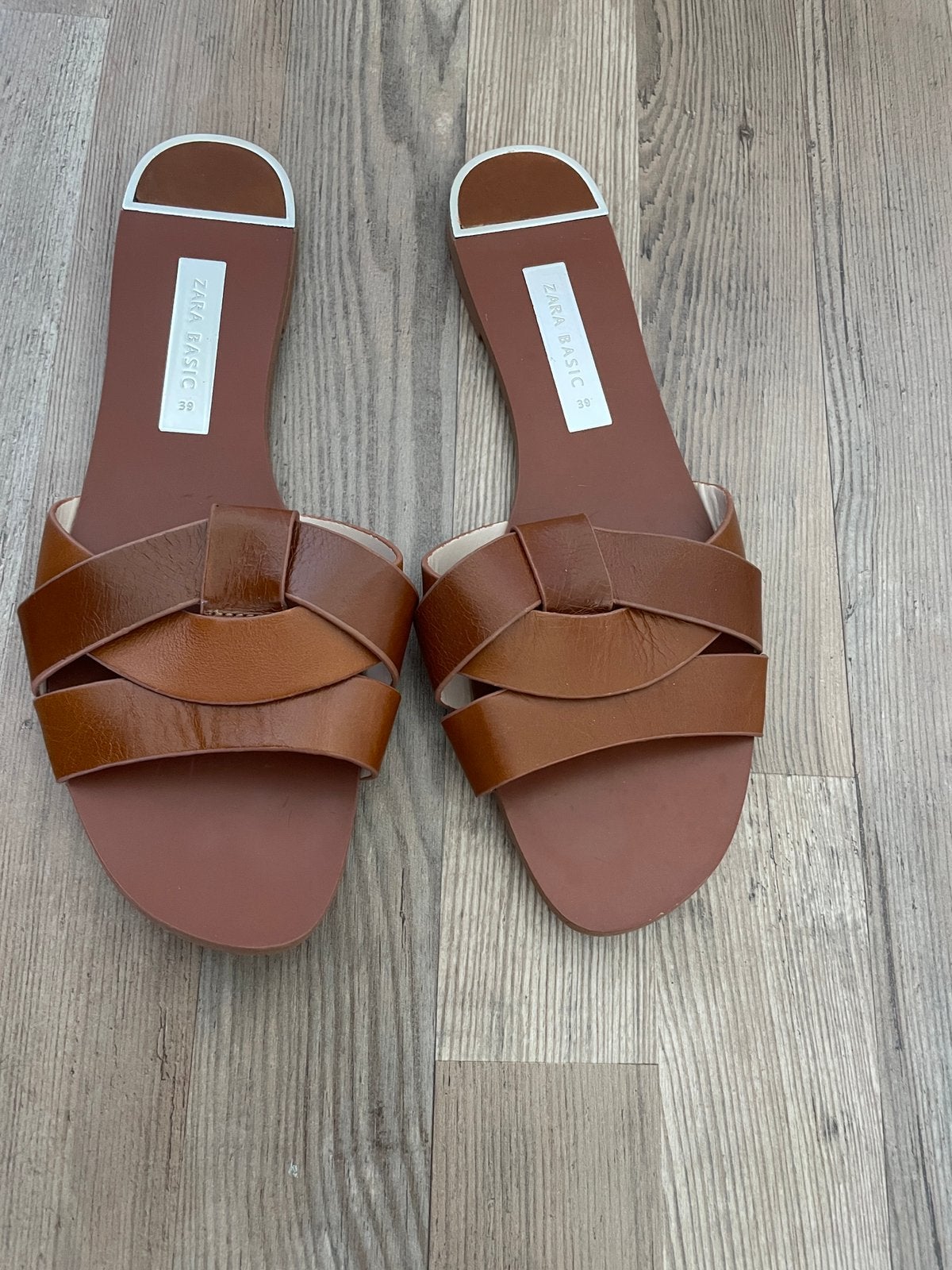 Platte bruine leren slippers/ sandalen van Zara maat 39, Bruin, Zo goed als nieuw, Sandalen of Muiltjes, Ophalen of Verzenden
