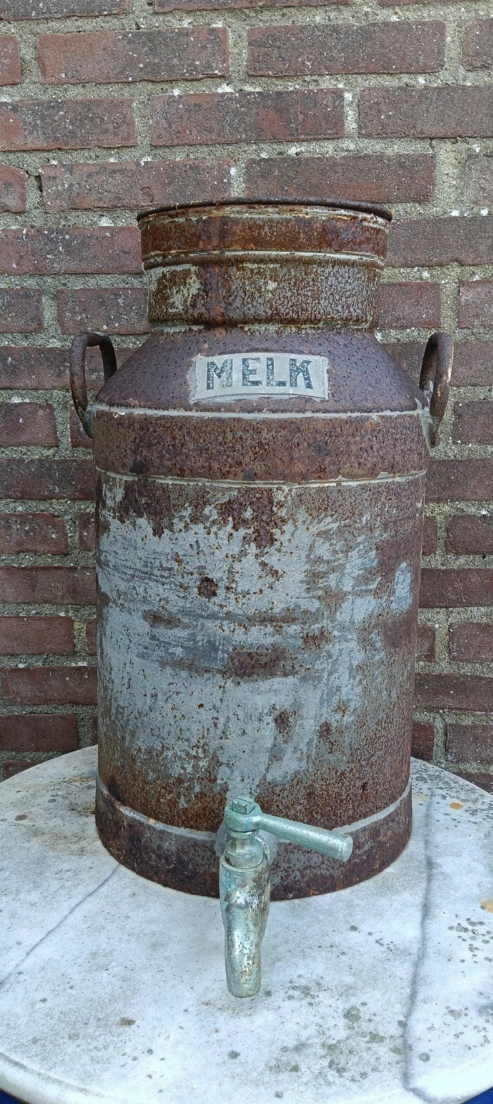 antieke melkbus met melkflessen (Alkmaar), Ophalen