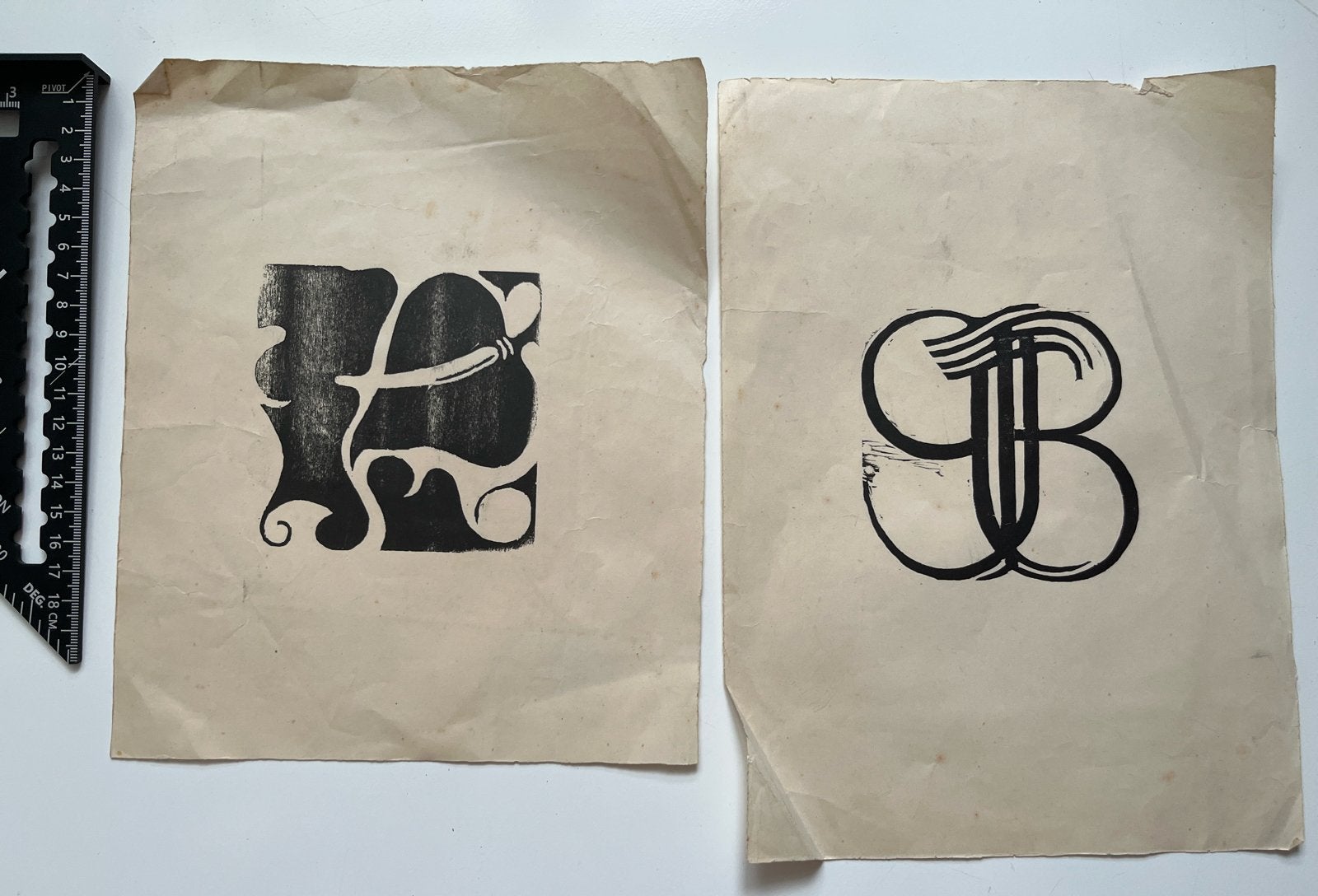 Twee originele houtsneden - Initialen 'A' en 'JB', Ophalen of Verzenden, Houtsnede, Origineel, 1900 - 1949