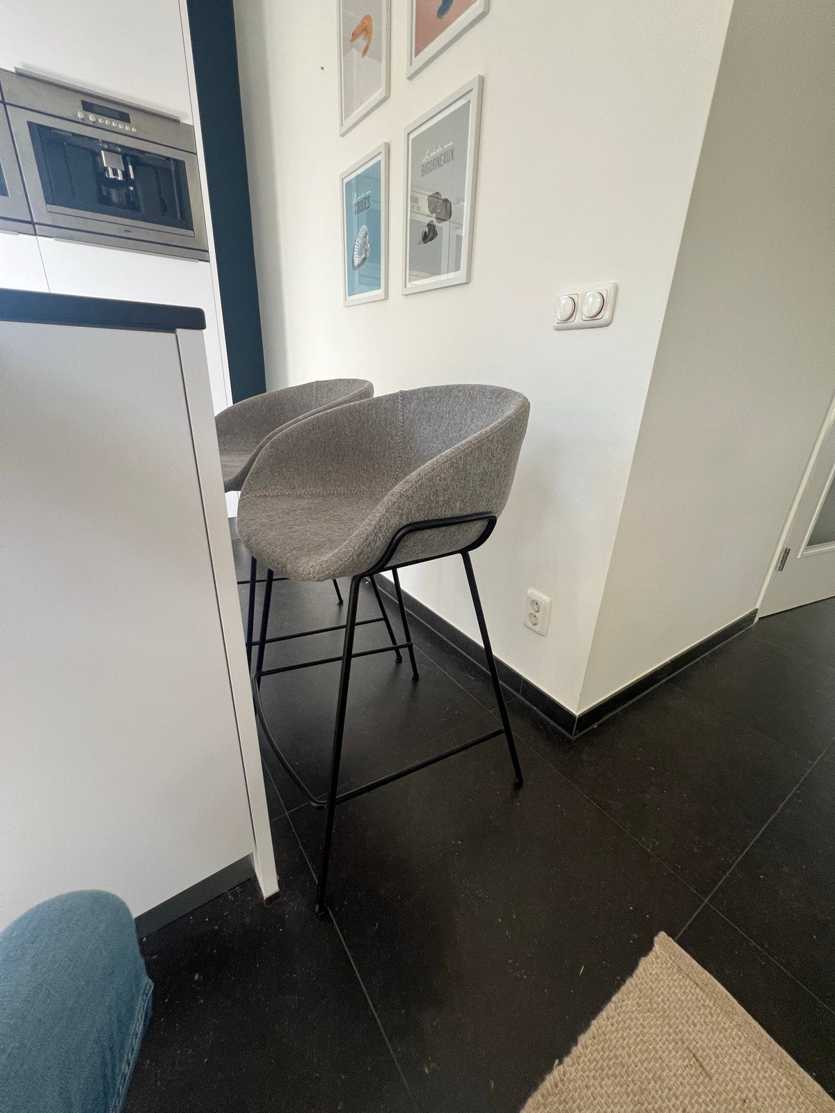 ZUIVER Feston barkrukken - Grijs/Zwart, Huis en Inrichting, Barkrukken, Ophalen, Gebruikt, Met voetsteun, 90 cm of meer