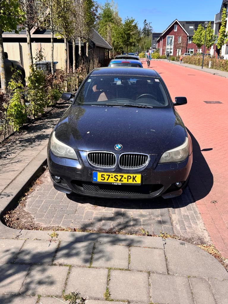 BMW 5-Serie 3.0 XI 530 AUT 2006 Zwart, Auto's, Automaat, Bruin, Parkeersensor, Vierwielaandrijving
