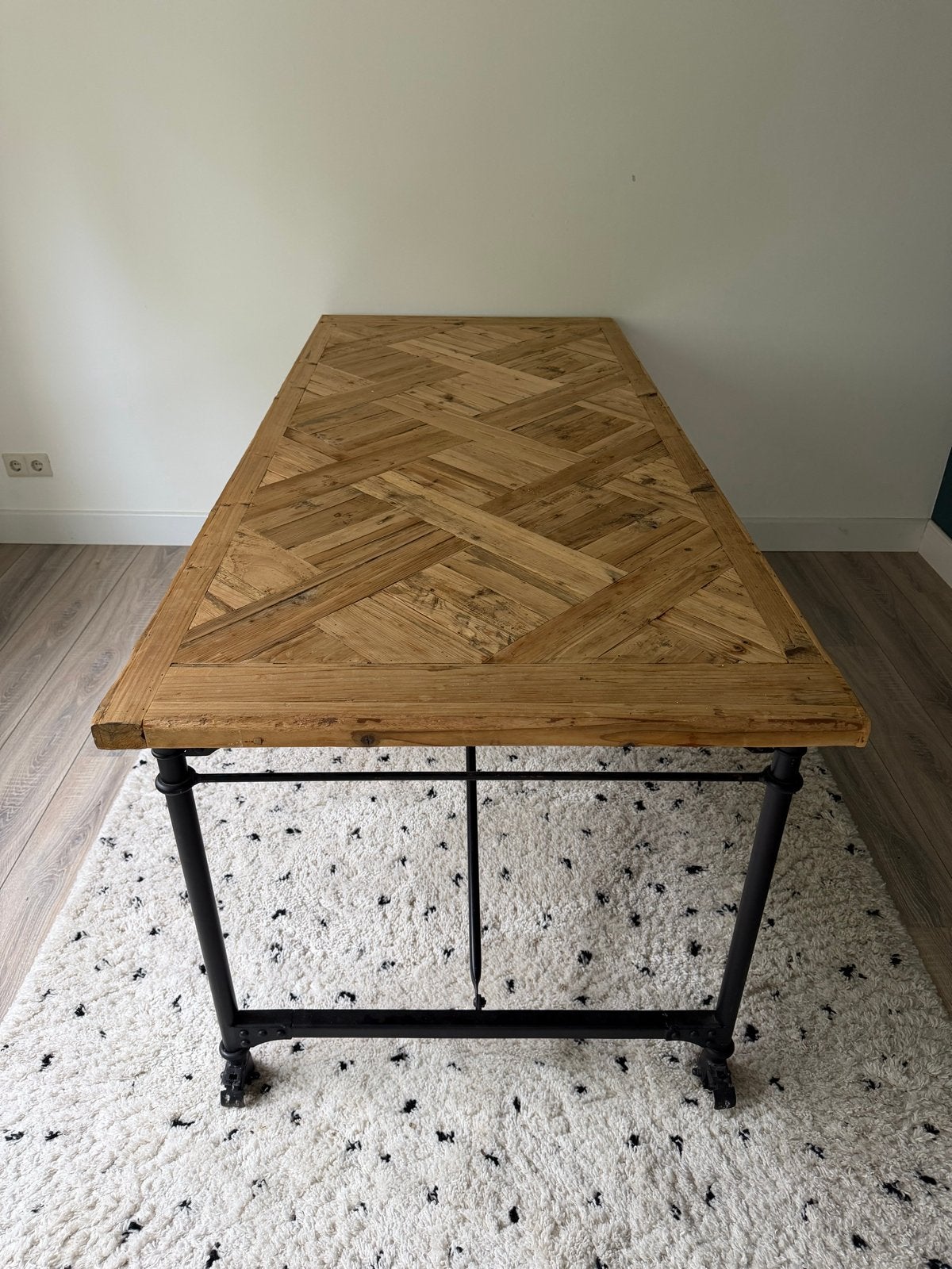 Eettafel visgraatmotief en metalen onderstel, Ophalen, Gebruikt, 50 tot 100 cm, 150 tot 200 cm