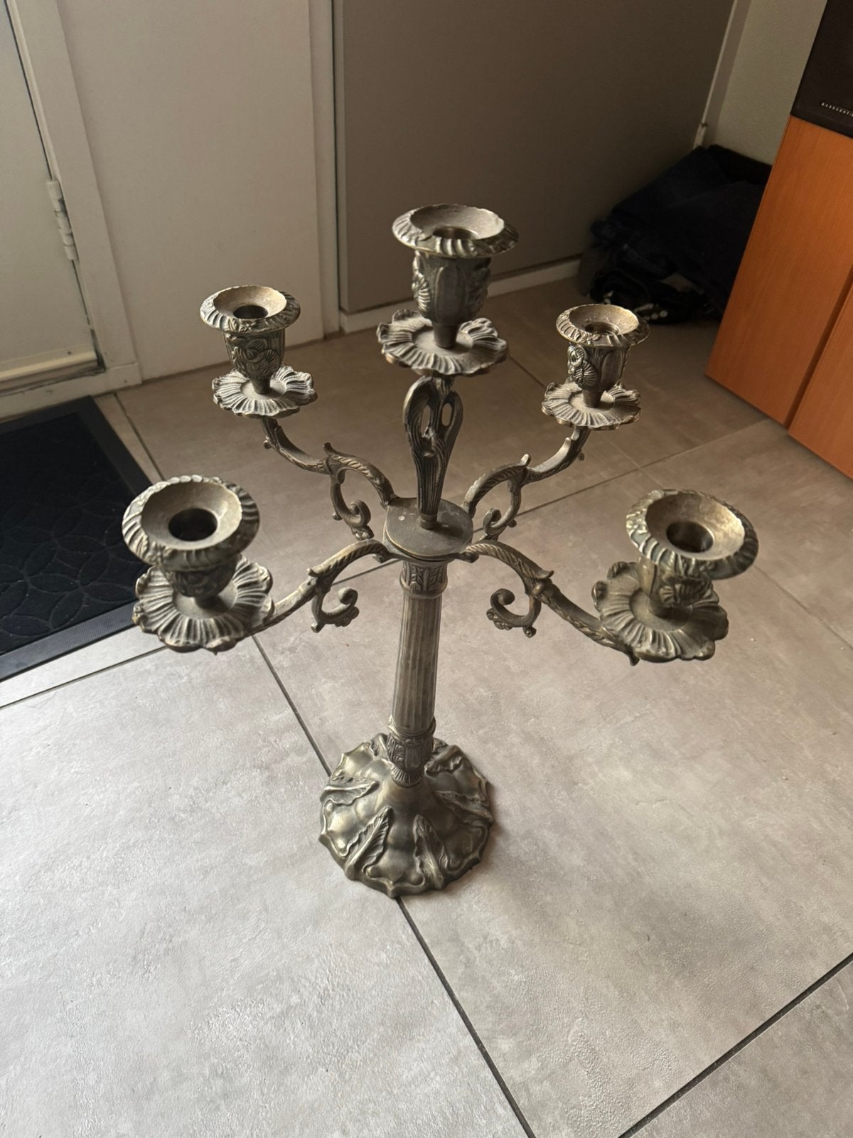 Oude sierlijke metalen kandelaar, Ophalen of Verzenden, Overige materialen