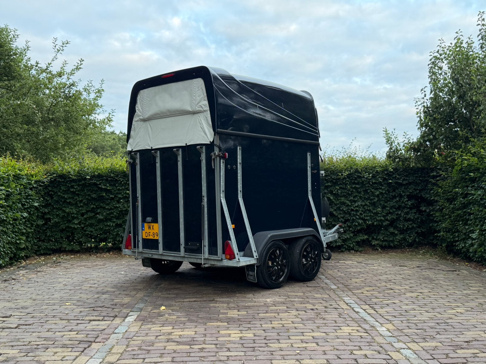 Mooie 2 paards hotra met aluminium vloer en zadelkamer, Dieren en Toebehoren, Ophalen, Aluminium, Zo goed als nieuw, 2-paards trailer