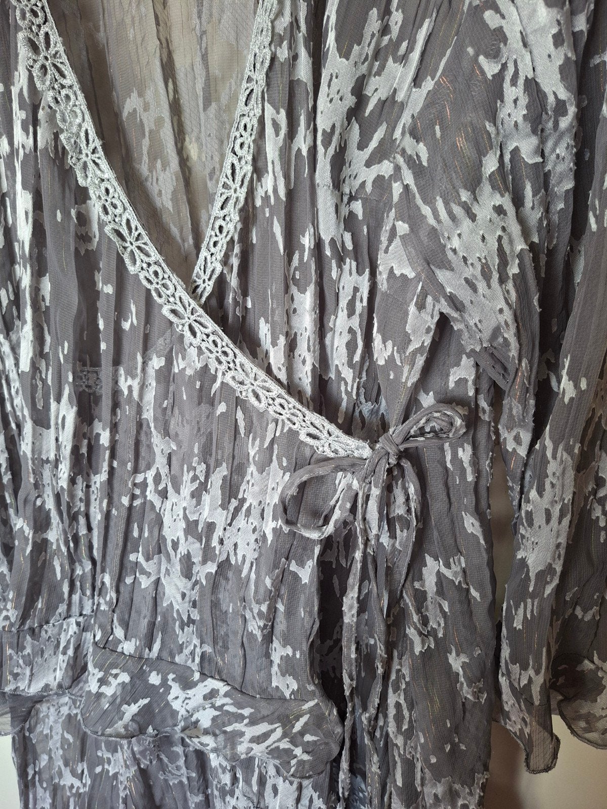 Foto 3 van Feestelijke grijze blouse met zilveren rand en ruches