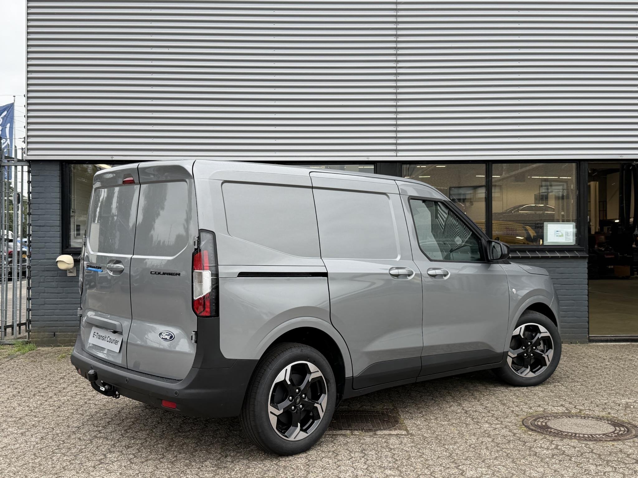 Ford E-Transit Courier Limited 46 kWh | Driver Assistance Pa, 324 km, Automatische klimaatregeling, 44 kWh, 1524 kg