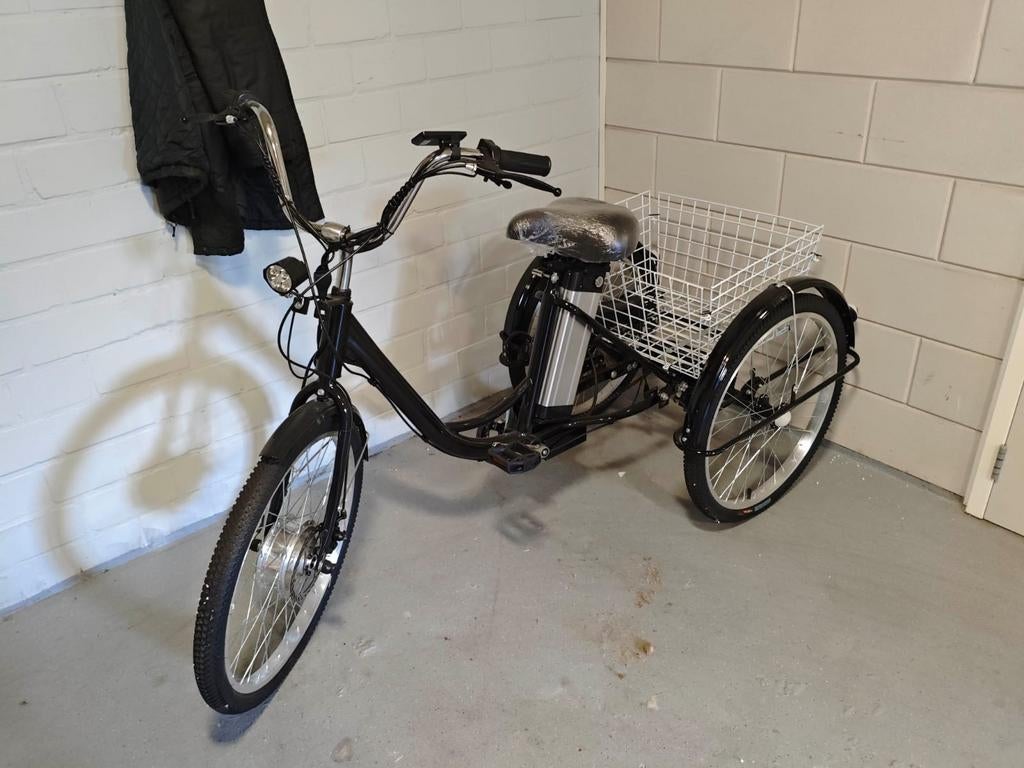 Zwarte driewieler met elektrische ondersteuning, Fietsen en Brommers, Fietsen | Driewielers, Ophalen