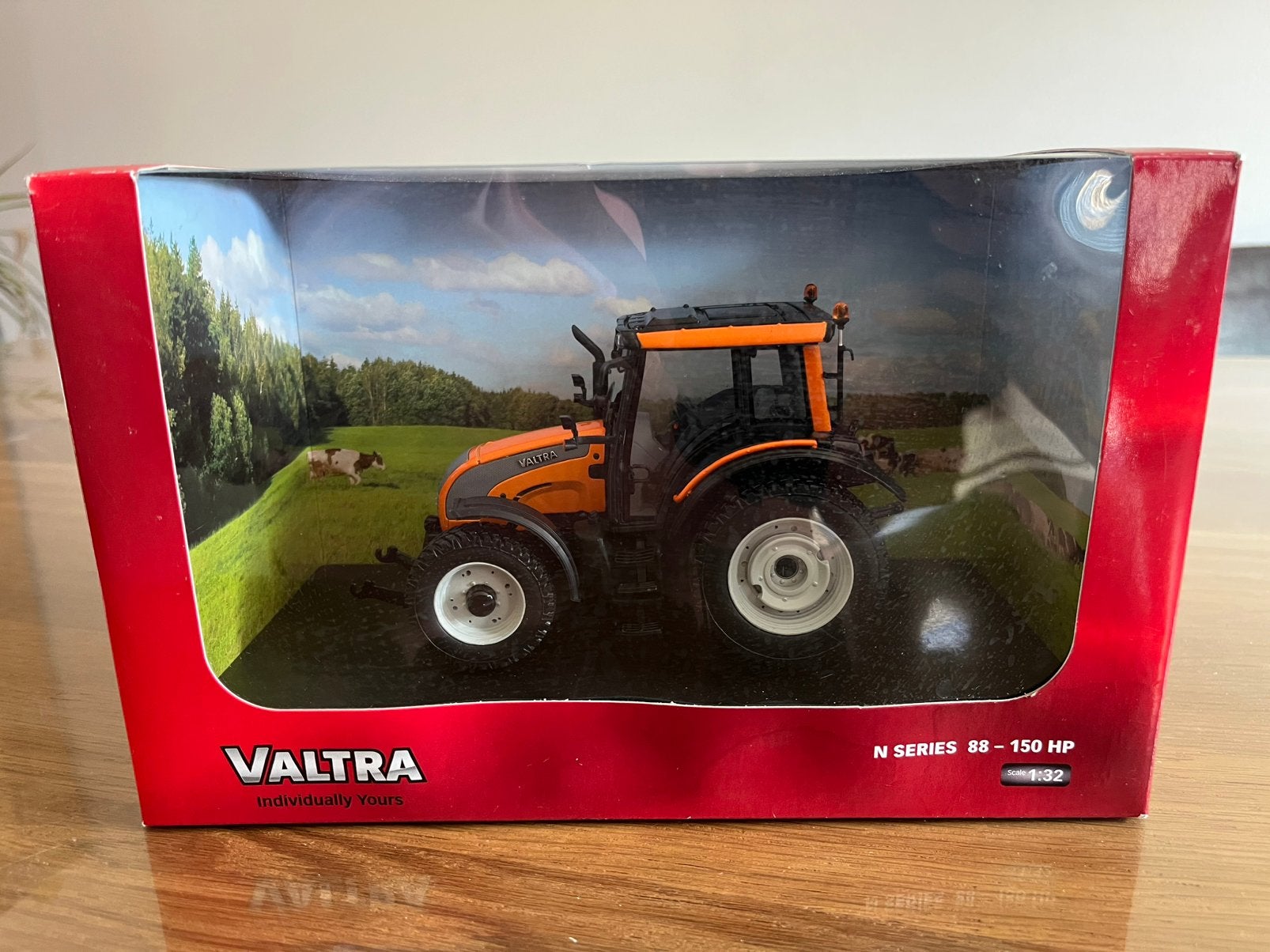 Valtra N 121 tractor Communal UH Oranje, Ophalen of Verzenden, Nieuw, Tractor of Landbouw, Universal Hobbies
