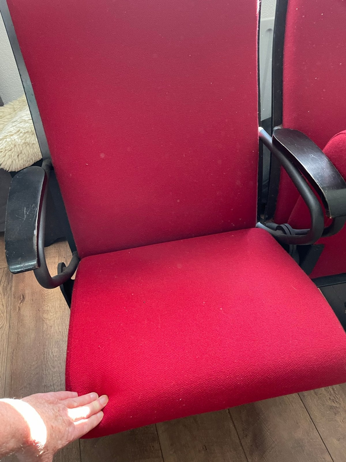 Twee rode bioscoopstoelen/theaterstoelen 1,20 b 92 h en 58 d, Gebruikt, Twee, Vintage, Ophalen of Verzenden