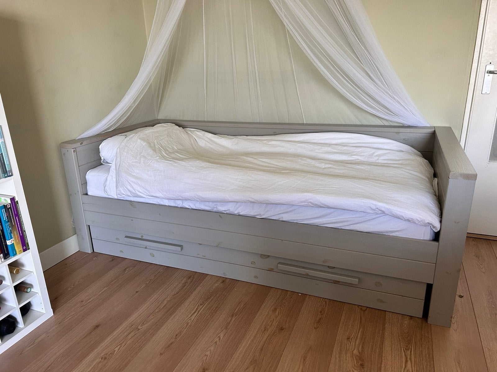 Grijs houten bedbank met uitschuifbaar logeerbed, Ophalen, Gebruikt, 90 cm, Eenpersoons