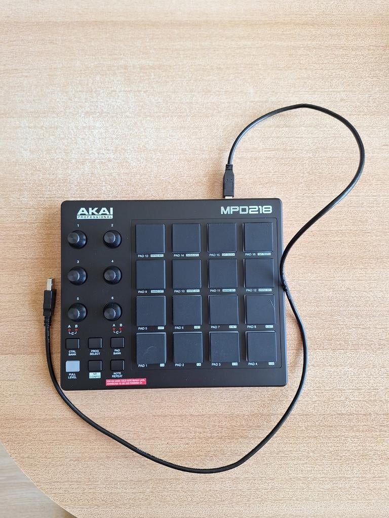 Akai professional mpd218 midi pad controller met 16 mpc pads, Ophalen