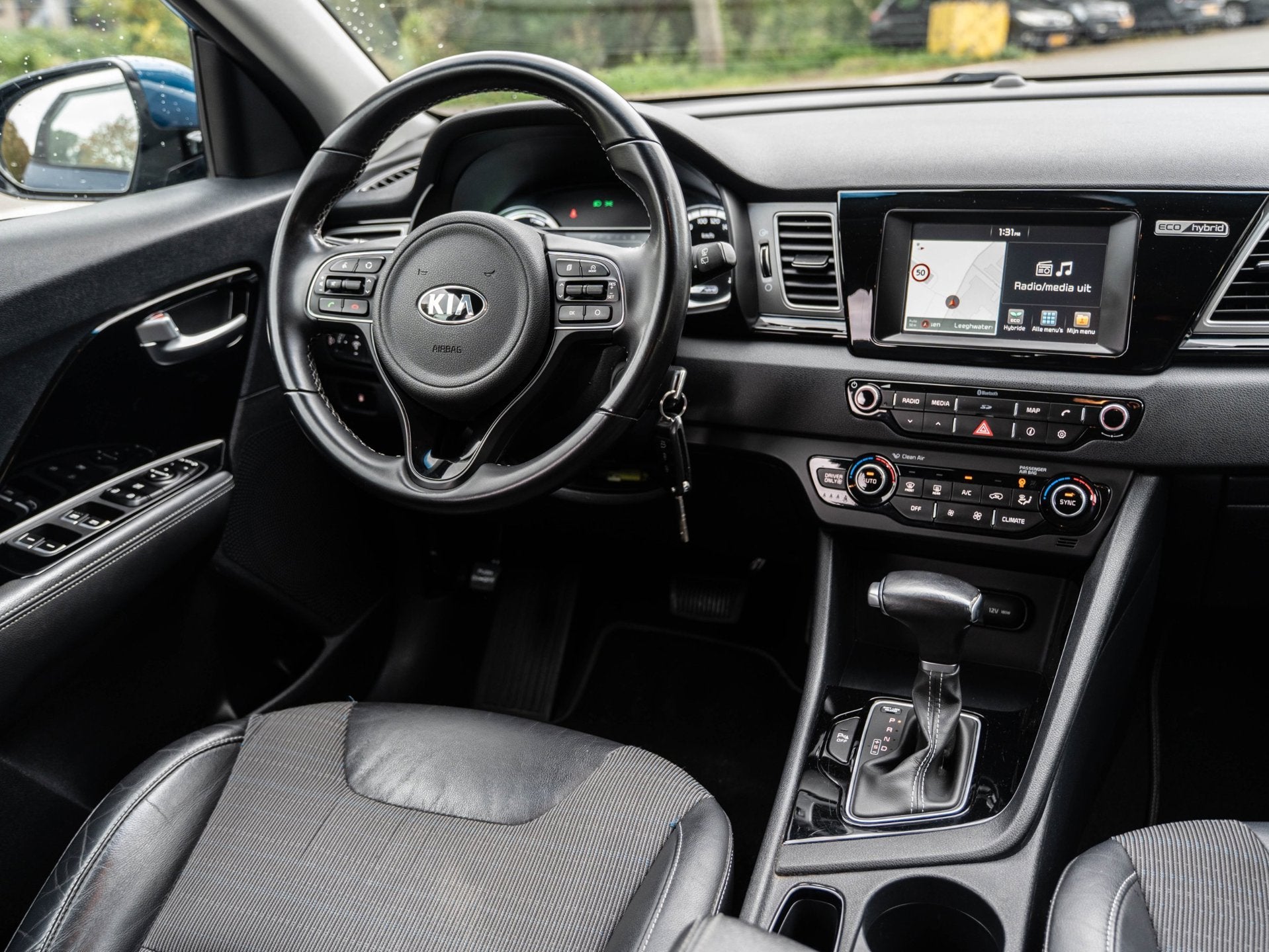 Kia Niro 1.6 GDi Hybrid First Edition CAMERA/LANE ASSIST/TRE, Dealer onderhouden, Gebruikt, Blauw, Leder en Stof