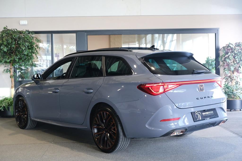 CUPRA Leon Sportstourer 1.4 e-Hybrid VZ Copper 245PK Pano Sp, 77 km/l, Gebruikt, Zwart, 4 cilinders