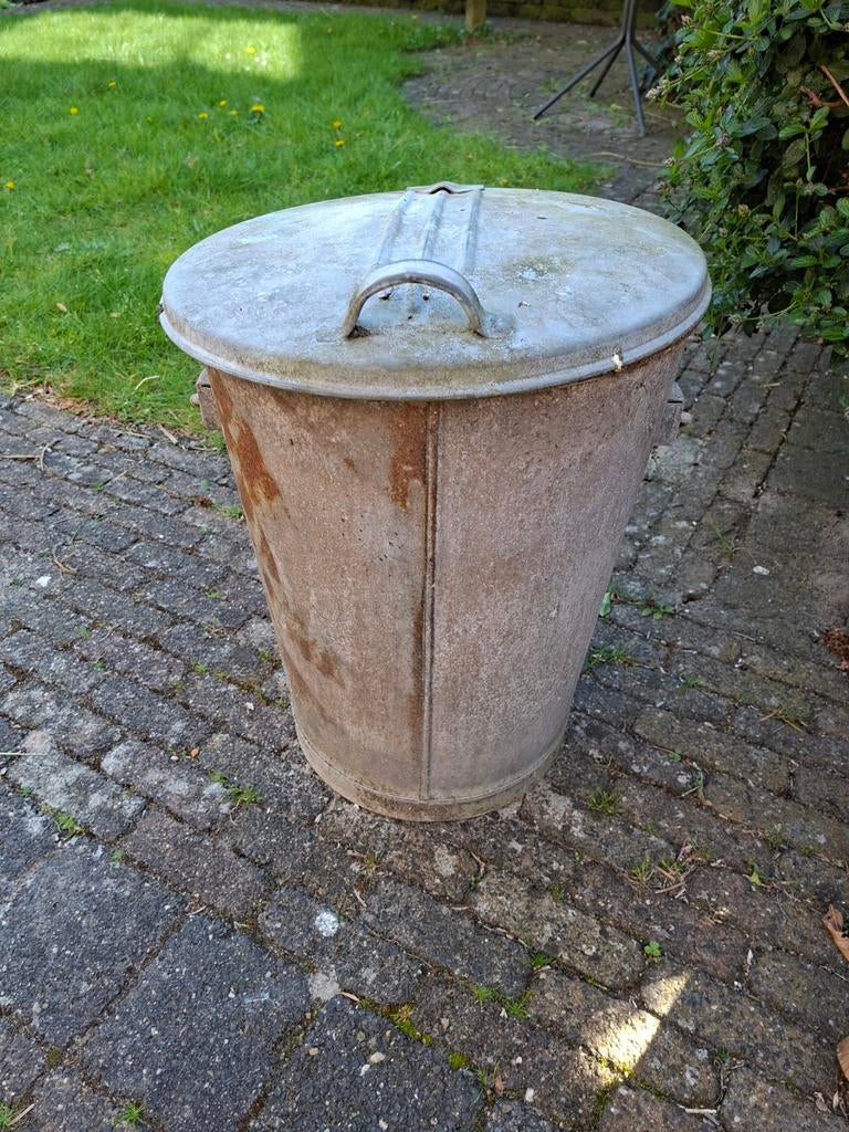 Oude metalen emmer met deksel, Ophalen