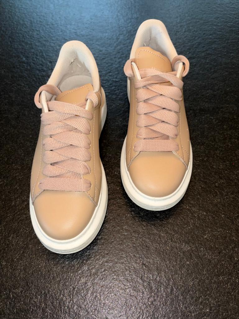 Alexander McQueen Oversized Sneakers– wit/roze suede maat 38, Wit, Ophalen of Verzenden, Sneakers of Gympen, Zo goed als nieuw