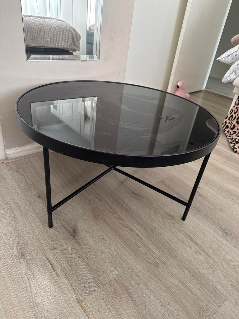 Zwarte ronde salontafel met glazen blad, Huis en Inrichting, Tafels | Salontafels, Ophalen, Gebruikt, Rond, 50 tot 100 cm