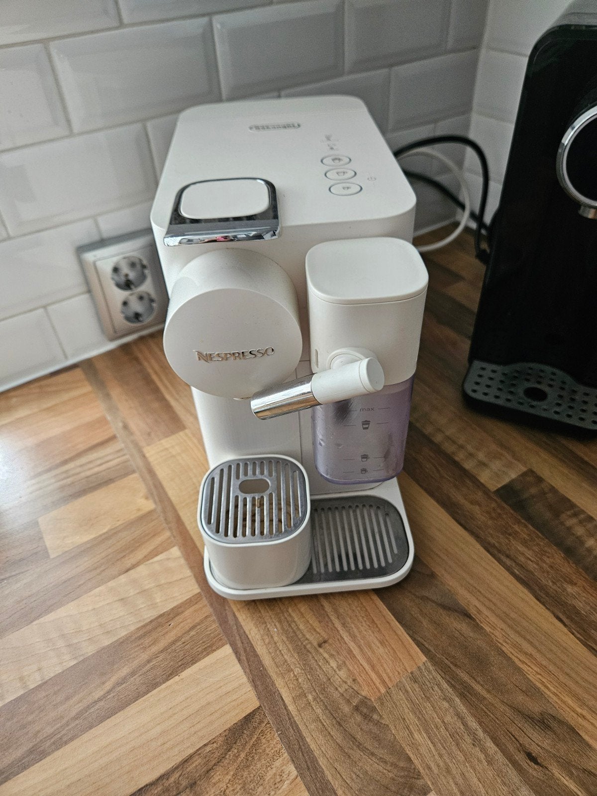 Nespresso De'Longhi Lattissima One - 2 jaar oud, Koffiepads en cups, Gebruikt, Koffiemachine, Ophalen of Verzenden