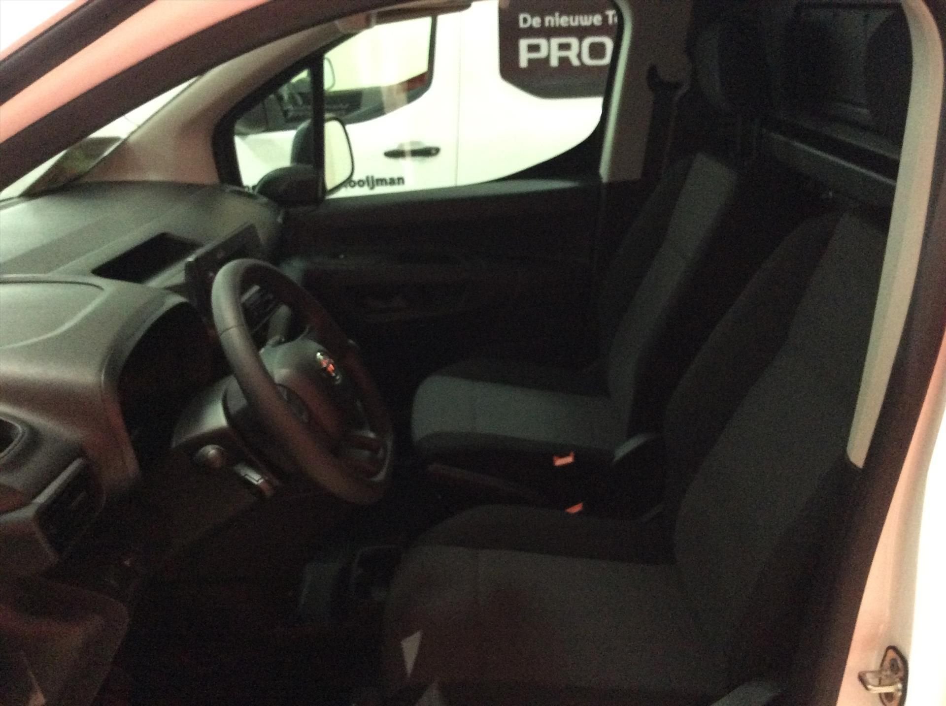 TOYOTA Proace City 1.5 D-4D 100pk Cool Comfort *EX BTW/BPM *, Auto's, Stof, Zwart, 4 cilinders, 139 pk
