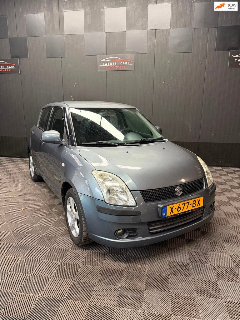 Suzuki Swift 1.3 4Grip Exclusive | Airco | Nieuwe APK |, Auto's, Suzuki, Stof, Zwart, 400 kg, Swift