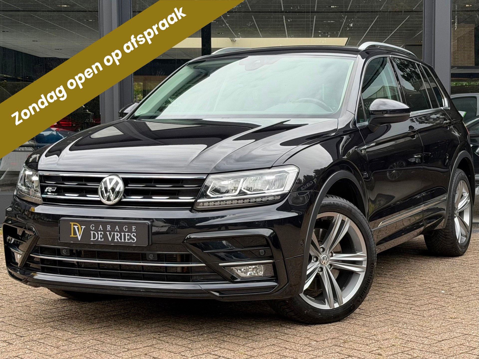 Volkswagen Tiguan 2.0 TSI 4Motion R-Line DSG ACC Lane Camera, Auto's, Automaat, Dealer onderhouden, 15 km/l, Zwart
