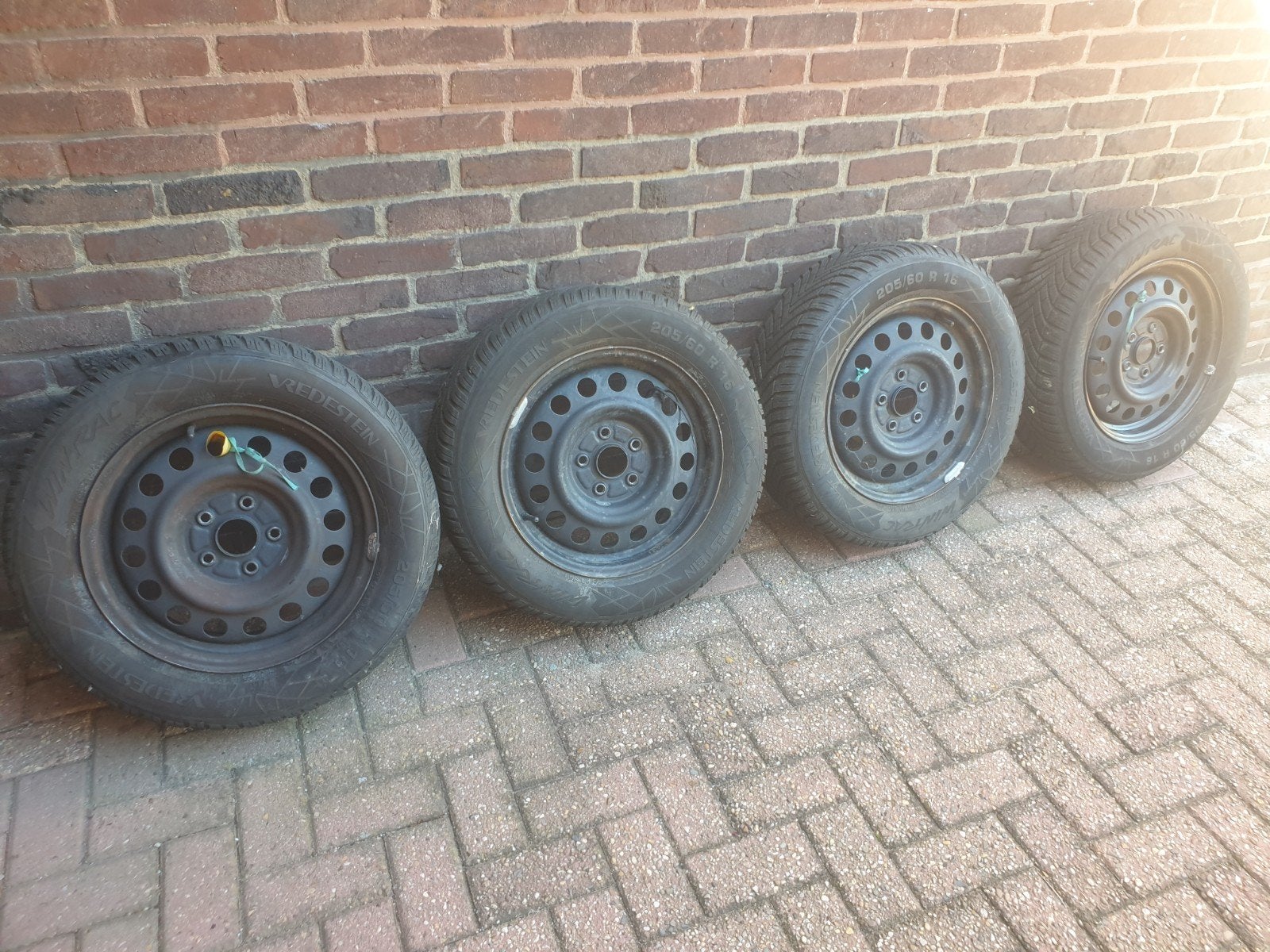 Set van 4 Vredestein winterbanden op stalen velgen, Ophalen, Zo goed als nieuw, Motor en Techniek