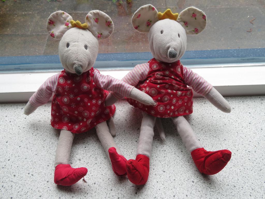2 x Muis van IKEA Fabler Mus met rood gebloemd jurkje, Kinderen en Baby's, Speelgoed | Knuffels en Pluche, Muis, Gebruikt, IKEA