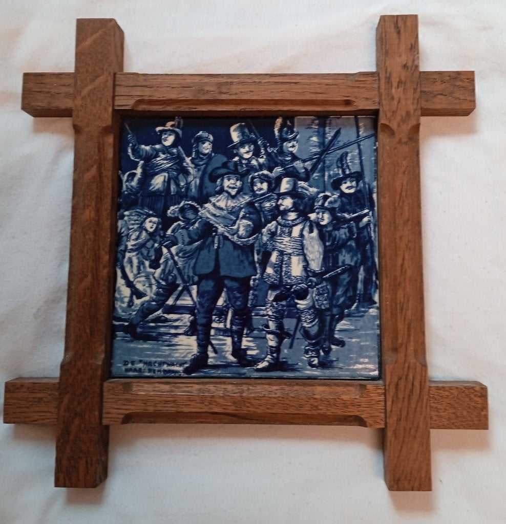 Vintage Delfts Blauwe tegel 'De Nachtwacht' in eiken lijst, Gebruikt, 20 cm, Vintage, Steen/keramiek