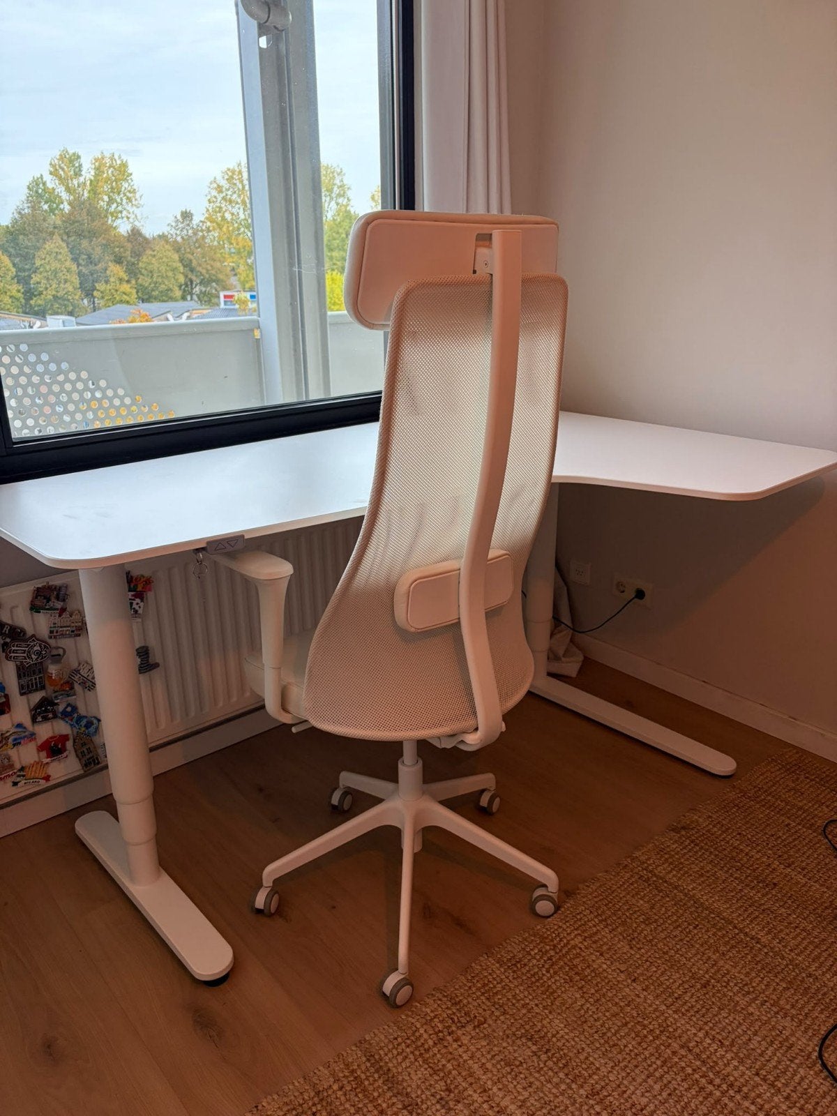 Hoekbureau met zit/sta onderstel en bureaustoel, Ophalen, Hoekbureau, Zo goed als nieuw, IKEA