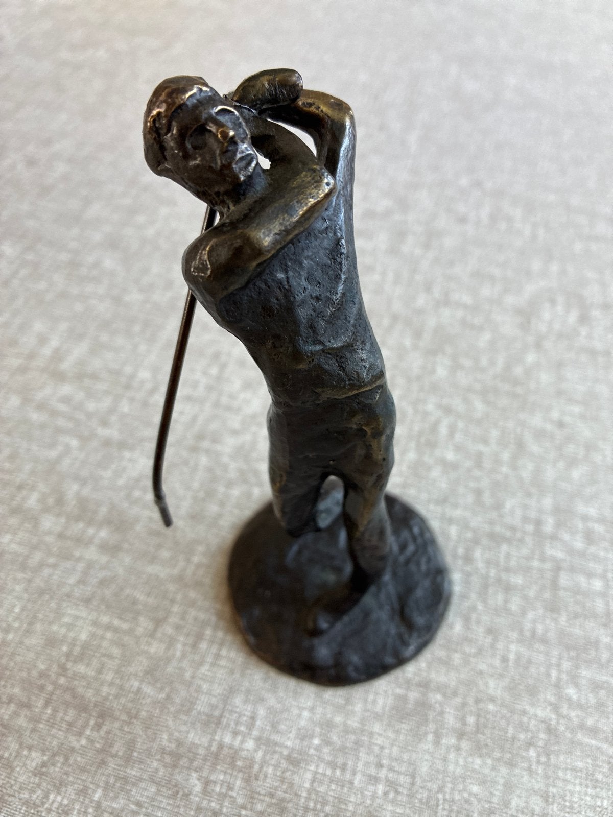 Bronzen beeldje van een golfer, Minder dan 20 cm, Ophalen of Verzenden, Beeld, Bruin