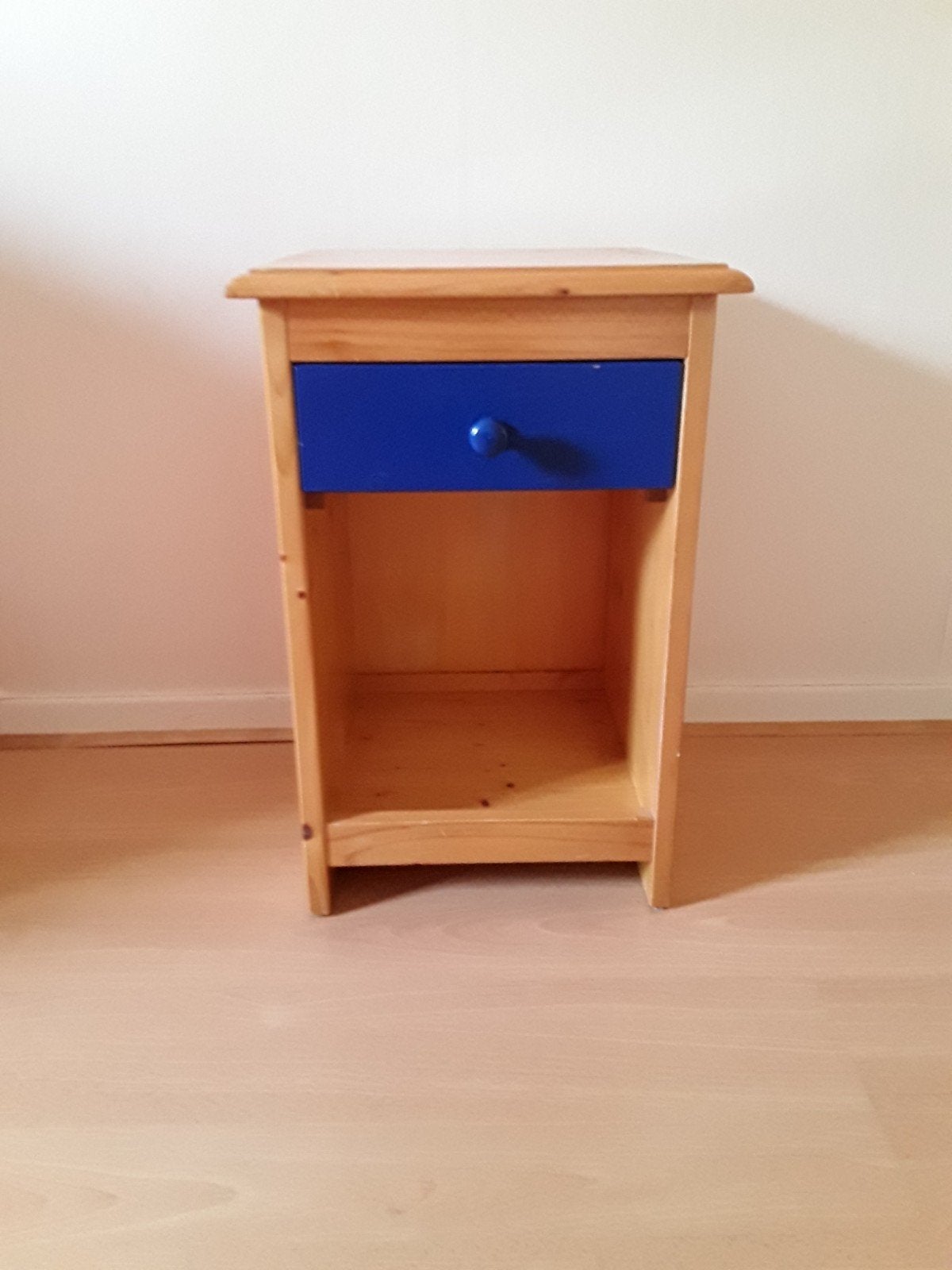 Houten nachtkastje met blauwe lade, Huis en Inrichting, Slaapkamer | Nachtkastjes, Ophalen, Gebruikt, Minder dan 45 cm, 55 tot 70 cm