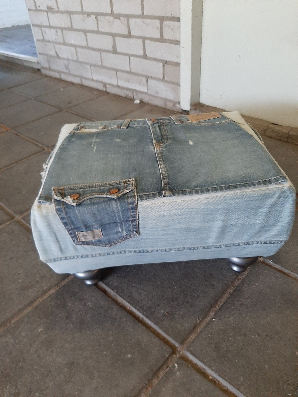 Te koop poefje met spijkerstof., Ophalen, Zo goed als nieuw, Rechthoekig, 125 cm of meer