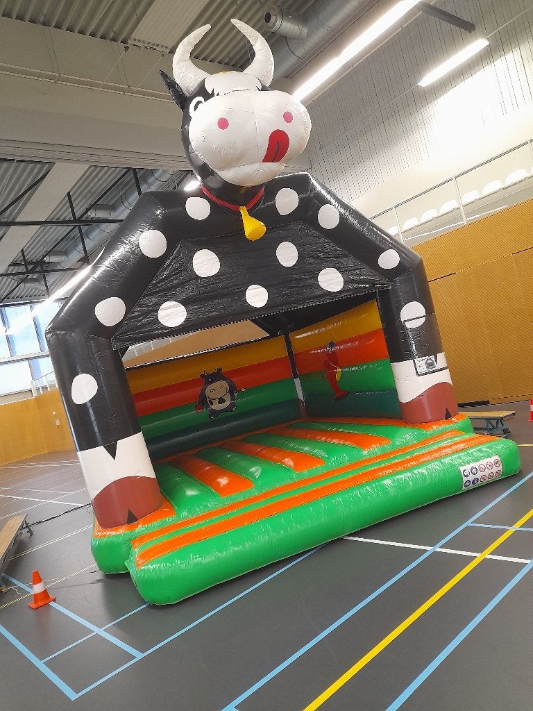 TE HUUR: Giga Springkussen Berta Koe  5x6m met Dak, Ophalen, Zo goed als nieuw, Overige