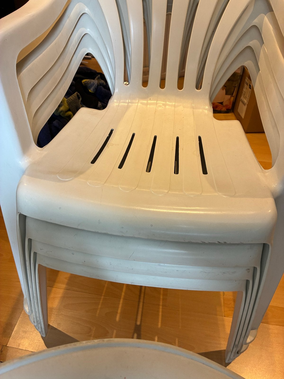 7 witte kunststof tuinstoelen, stapelbaar, Ophalen, Gebruikt, Kunststof, Stapelbaar