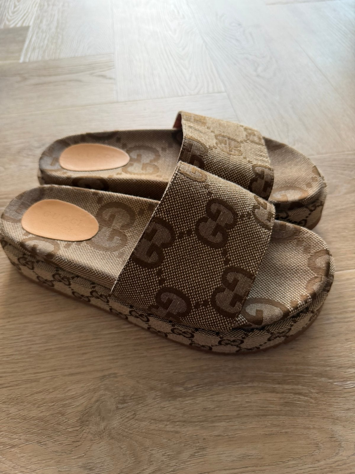 Gucci slippers, Ophalen of Verzenden, Zo goed als nieuw, Meisje, Overige typen