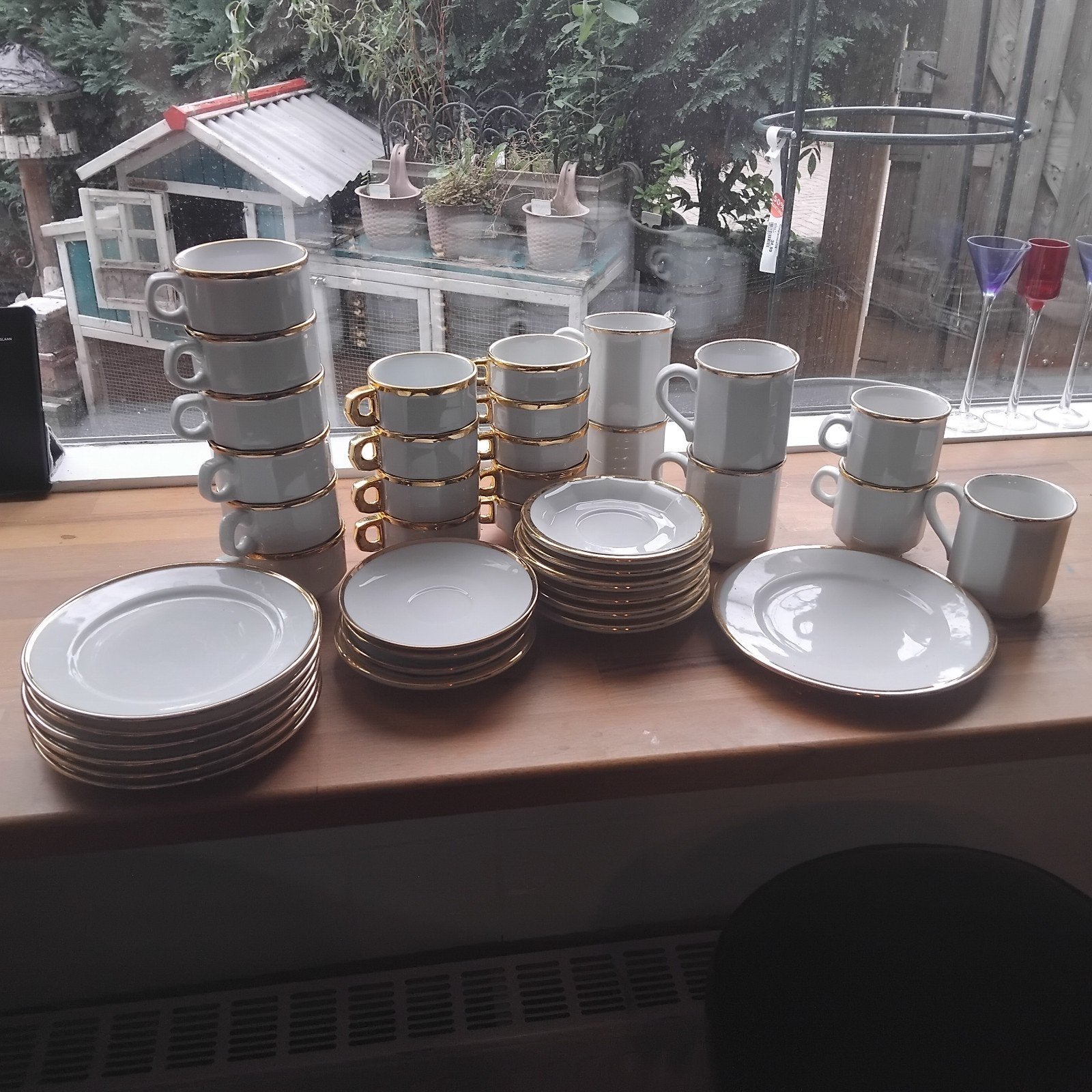 Compleet servies met gouden randje - perfecte staat, Huis en Inrichting, Ophalen, Keramiek, Zo goed als nieuw, Overige stijlen