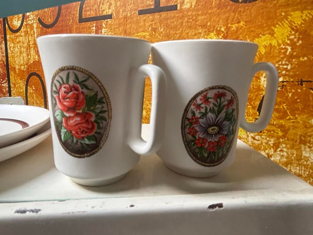 Set van 2 vintage bloemen mokken met schotels, Gebruikt, Keramiek, Ophalen of Verzenden, Overige stijlen