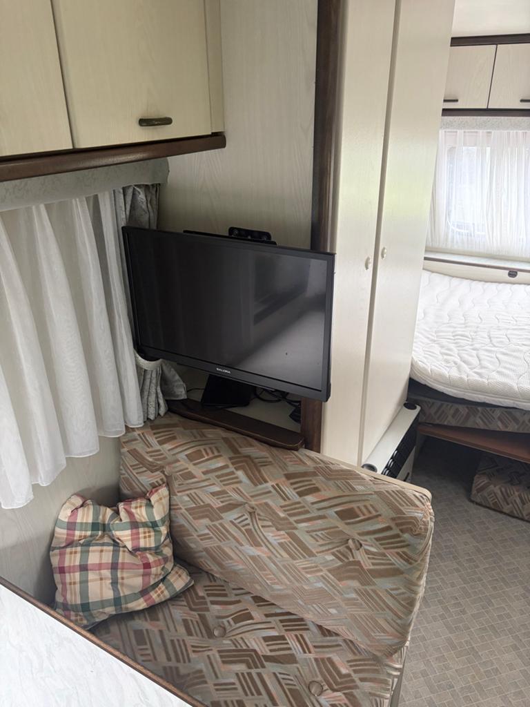 Hobby caravan met voortent - Ideaal voor vakanties!, Caravans en Kamperen, Caravans, Vast bed, Rondzit, Hobby, Particulier