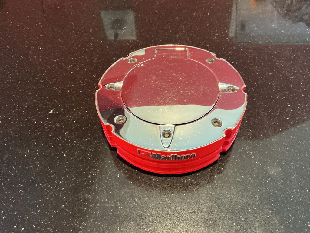 Marlboro Formule 1 Asbak - Ferrari Rood Tankdop Design, Verzamelen, Rookartikelen, Aanstekers en Luciferdoosjes, Ophalen of Verzenden