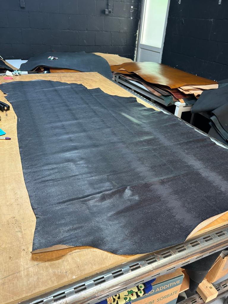 Zwart grijs slang print halve huid 1.5 mm dikte A-334, Hobby en Vrije tijd, Stoffen en Lappen, 120 cm of meer, Zwart, Leer of Kunstleer