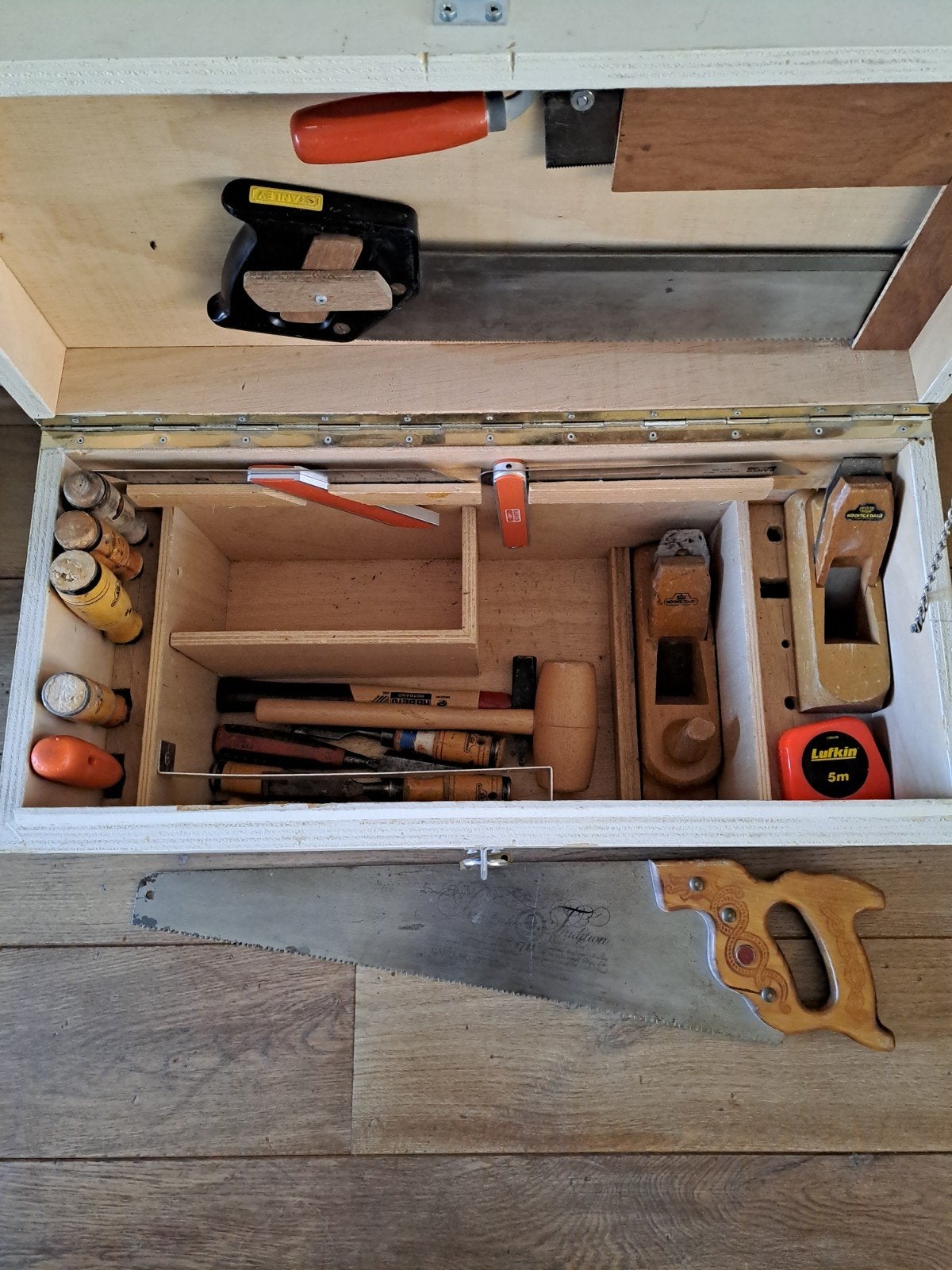 Oude houten gereedschapskist met inhoud, Ophalen, Gevuld, Gebruikt