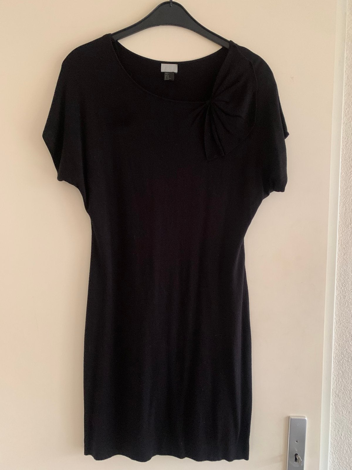 Zwart jurkje in fijn breisel met leuke hals, H & M, mt M, Maat 38/40 (M), H&M, Zwart, Ophalen of Verzenden