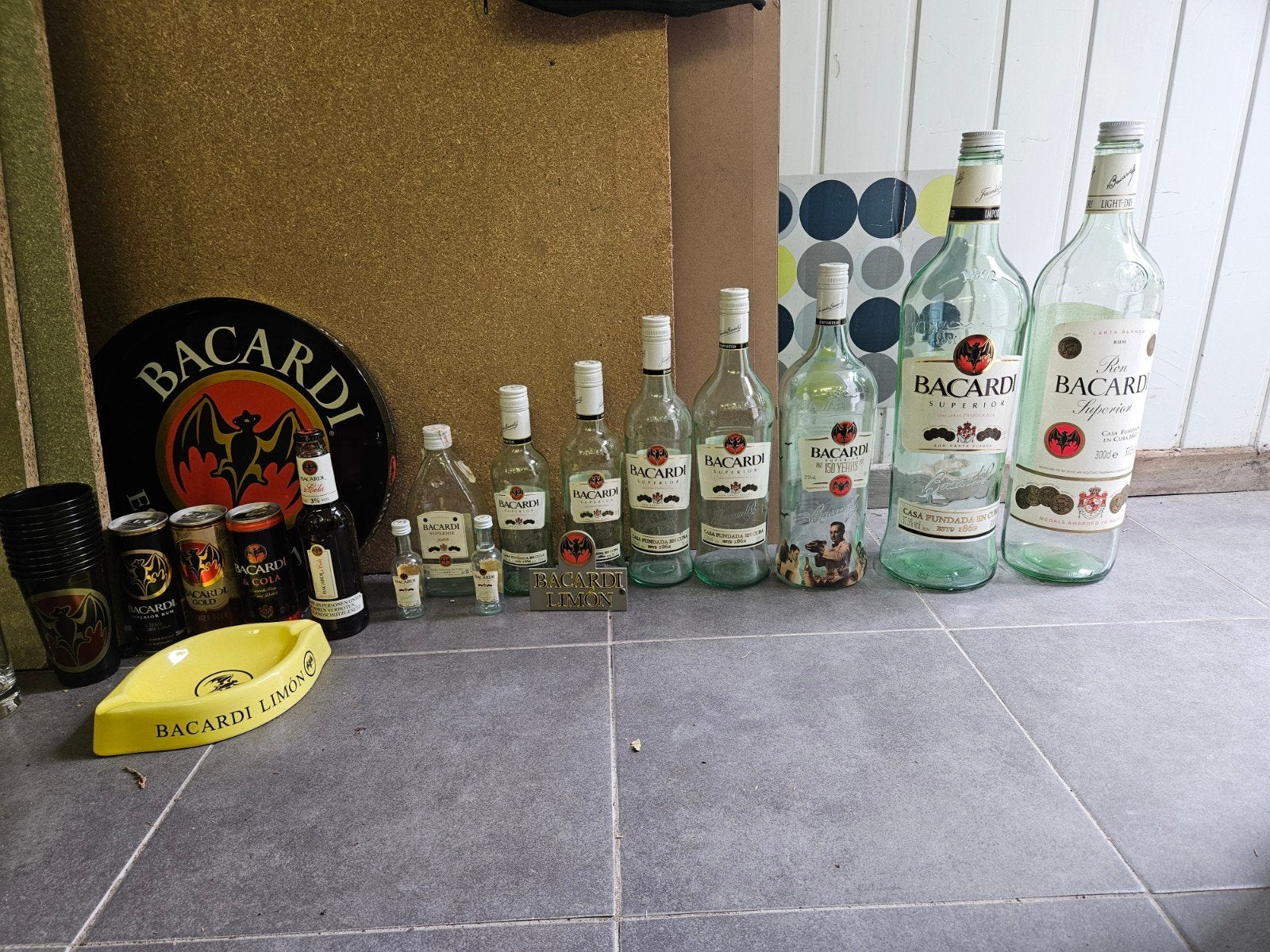 Grote Bacardi verzameling: flessen, glazen, slippers en meer, Ophalen