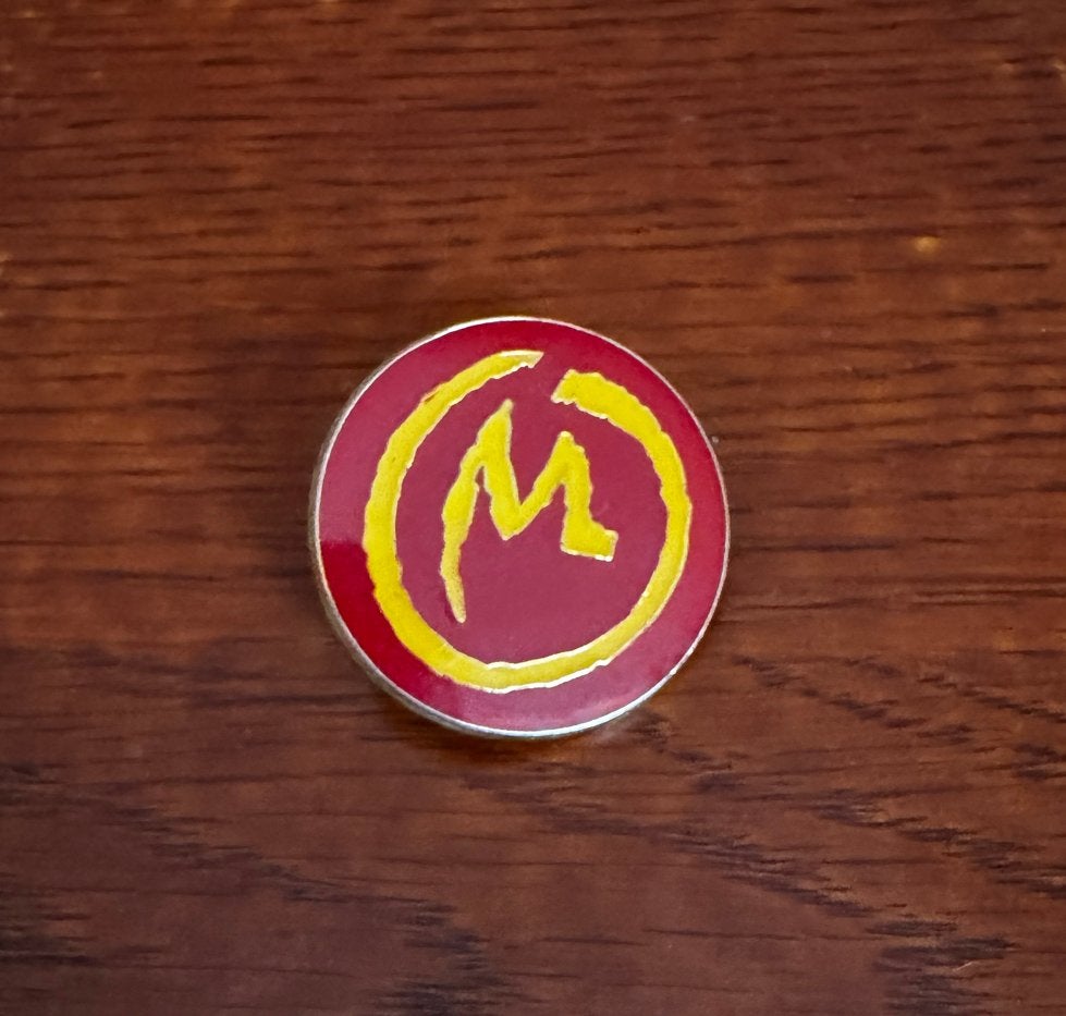 Blake en Mortimer 'M' Pin - Edgar P. Jacobs, Ophalen of Verzenden, Zo goed als nieuw, Figuurtje, Speldje of Pin