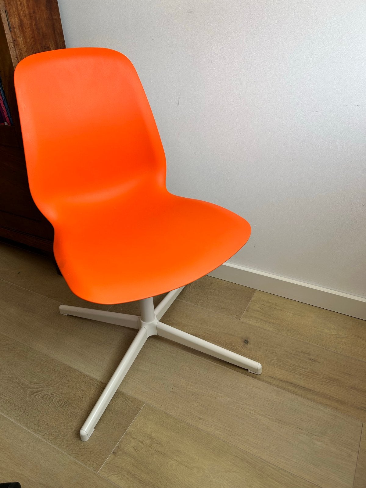 IKEA LEIFARNE Draaistoel Oranje met Wit Onderstel, Ophalen, Kunststof, Overige kleuren, Zo goed als nieuw