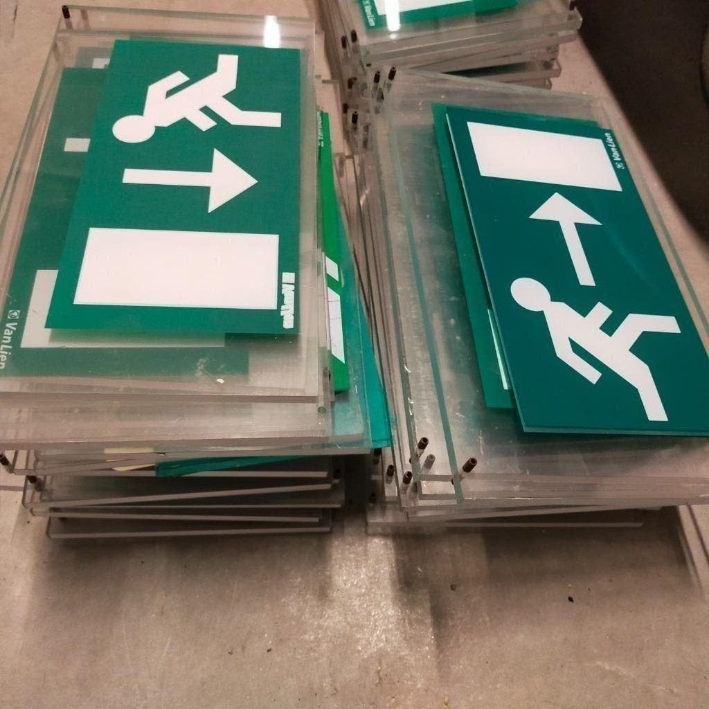 noodverlichting bordjes  per 4 stuks, Ophalen, Gebruikt, Kunststof