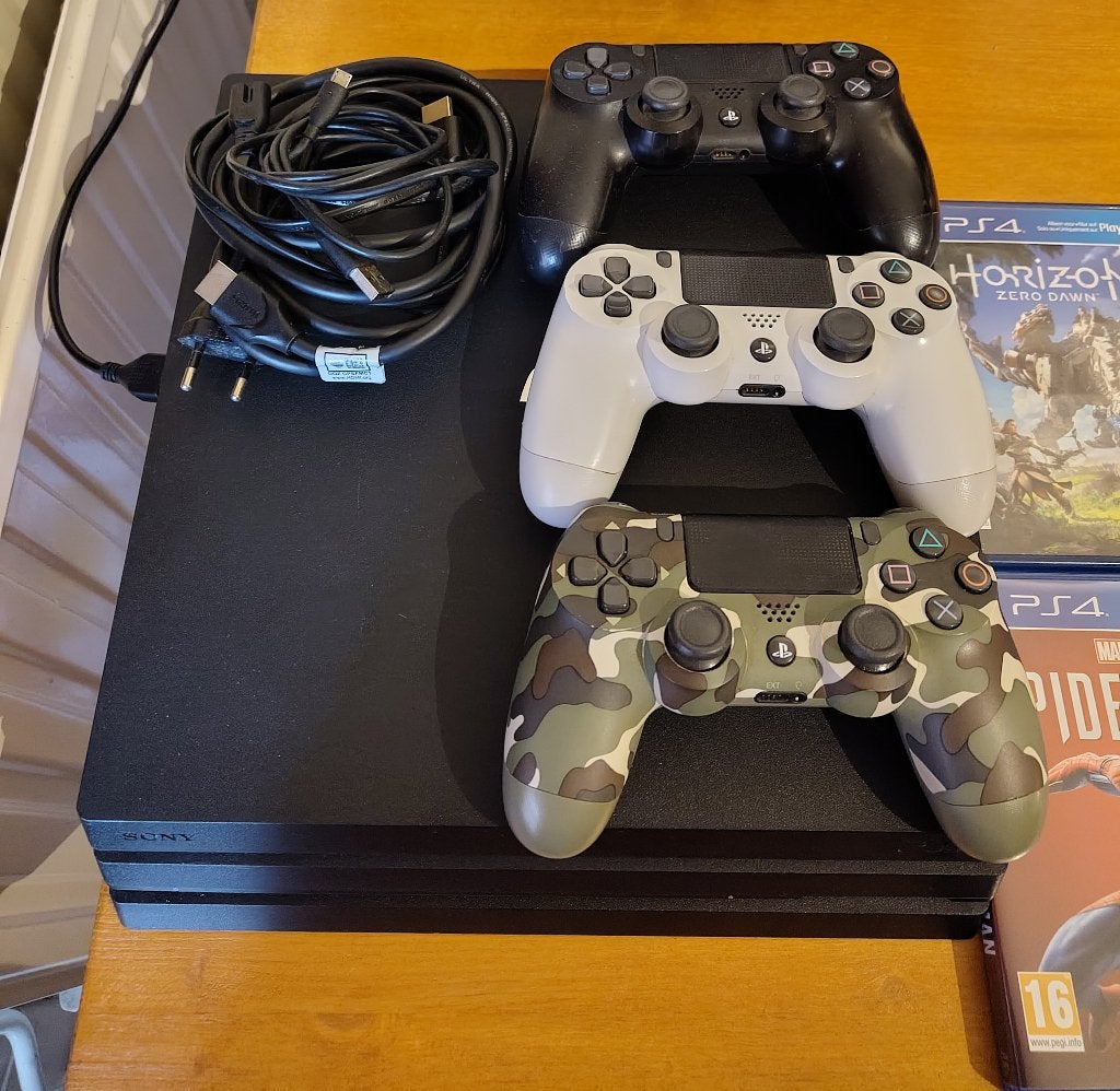Foto 3 van Playstation 4 pro (1tb) + 3 controllers + 9 games