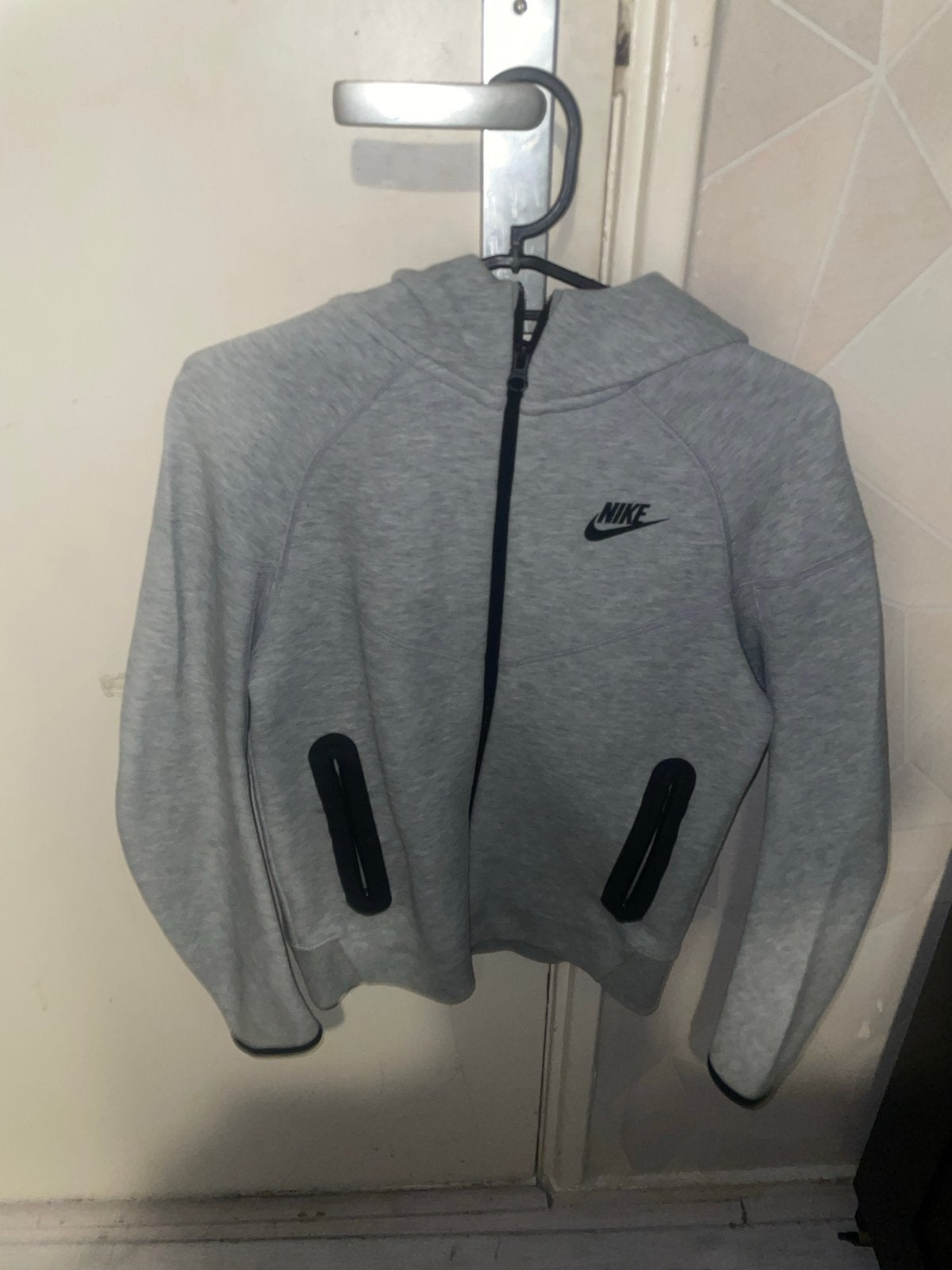 Nike Tech Fleece Hoodie Grijs - Zo goed als nieuw, Kleding | Dames, Truien en Vesten, Ophalen of Verzenden, Zo goed als nieuw