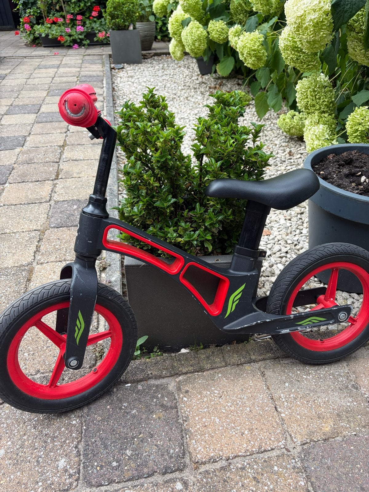 Hape stoere kinder loopfiets (zwart/rood) met fietsbel, Ophalen, Gebruikt, Minder dan 16 inch