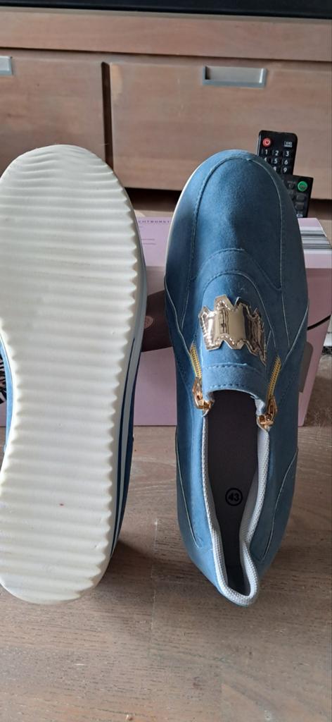 Blauwe sneakers met gouden details, maat 43, Kleding | Dames, Schoenen, Ophalen of Verzenden, Nieuw, Blauw, Sneakers of Gympen