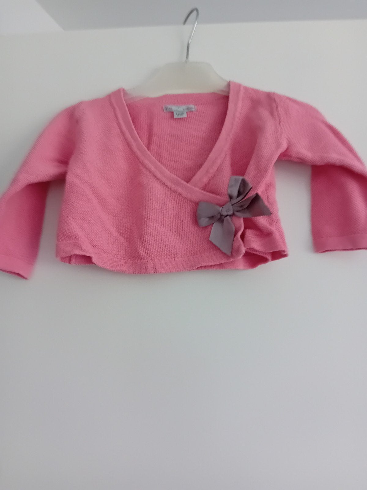 Roze bolero van Mes Petits Cailloux - maat 62, Kinderen en Baby's, Babykleding | Maat 62, Gebruikt, Ophalen of Verzenden, Truitje of Vestje